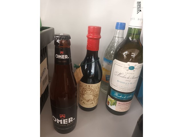 Lot 57 - flesjes drank en mandje - afbeelding 4 van  4