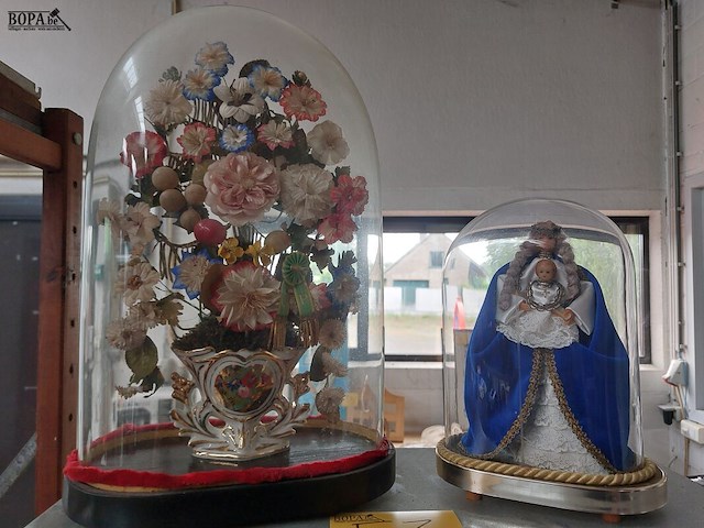 Lot 57 - globes, 2 stuks - afbeelding 1 van  3