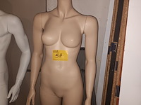 Lot 57 - huidskleur paspop vrouw op voet - afbeelding 1 van  3
