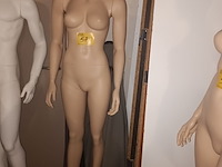 Lot 57 - huidskleur paspop vrouw op voet - afbeelding 3 van  3