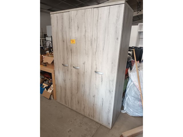 Lot 57 - kleerkast - afbeelding 1 van  4