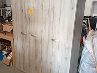 Lot 57 - kleerkast - afbeelding 1 van  4
