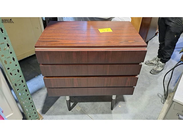 Lot 57 - ladekast van donker houtfineer met 3 lades mid-century - afbeelding 1 van  5