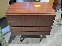 Lot 57 - ladekast van donker houtfineer met 3 lades mid-century - afbeelding 1 van  5