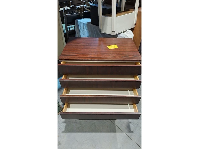 Lot 57 - ladekast van donker houtfineer met 3 lades mid-century - afbeelding 2 van  5