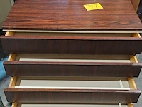 Lot 57 - ladekast van donker houtfineer met 3 lades mid-century - afbeelding 2 van  5