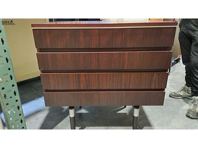 Lot 57 - ladekast van donker houtfineer met 3 lades mid-century - afbeelding 3 van  5