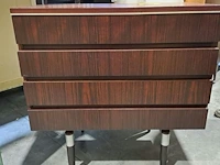 Lot 57 - ladekast van donker houtfineer met 3 lades mid-century - afbeelding 3 van  5