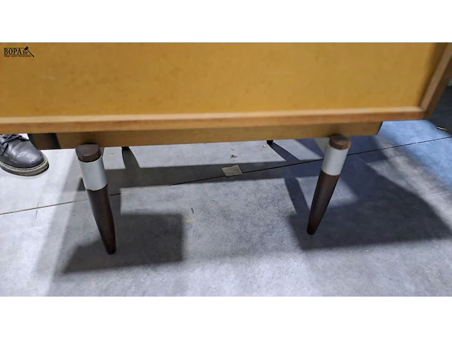 Lot 57 - ladekast van donker houtfineer met 3 lades mid-century - afbeelding 5 van  5