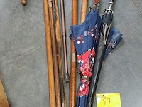 Lot 57 - lot wandelstokken (6) en paraplu's (2)