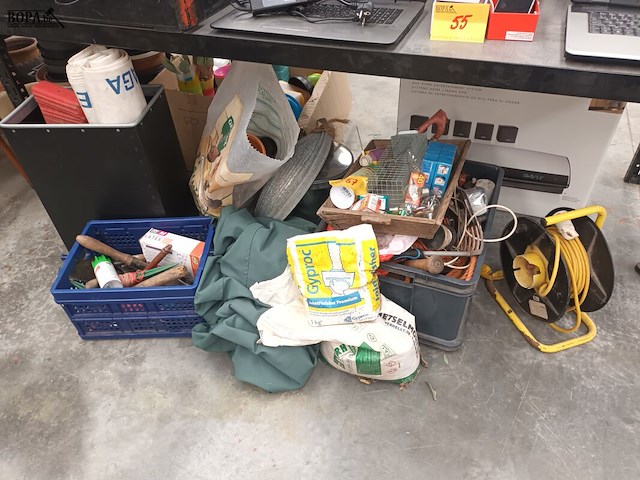 Lot 57 - lot werkmateriaal en toebehoren - afbeelding 1 van  8