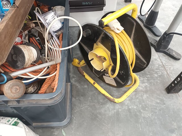 Lot 57 - lot werkmateriaal en toebehoren - afbeelding 2 van  8