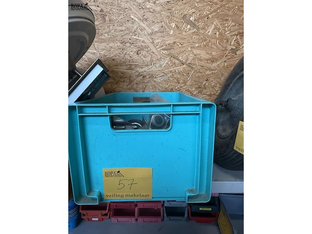 Lot 57 - lot zwenkwielen en meubelwielen - circa 12 tot 16 per duo - afbeelding 1 van  2