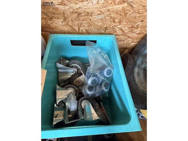 Lot 57 - lot zwenkwielen en meubelwielen - circa 12 tot 16 per duo - afbeelding 2 van  2