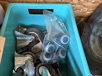 Lot 57 - lot zwenkwielen en meubelwielen - circa 12 tot 16 per duo - afbeelding 2 van  2