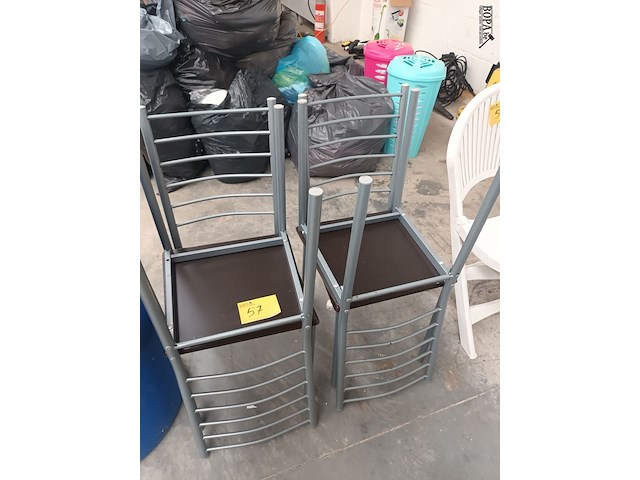 Lot 57 - metalen keukenstoel. 4 stuks - afbeelding 1 van  3