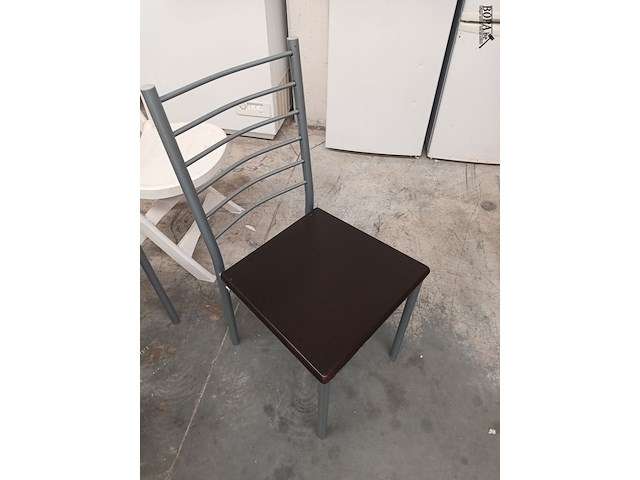 Lot 57 - metalen keukenstoel. 4 stuks - afbeelding 2 van  3