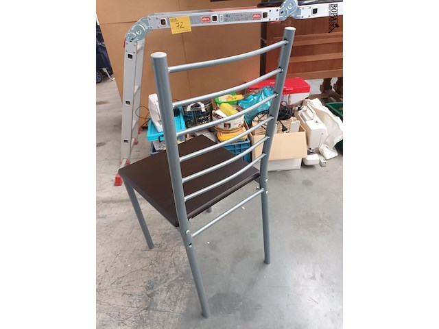 Lot 57 - metalen keukenstoel. 4 stuks - afbeelding 3 van  3