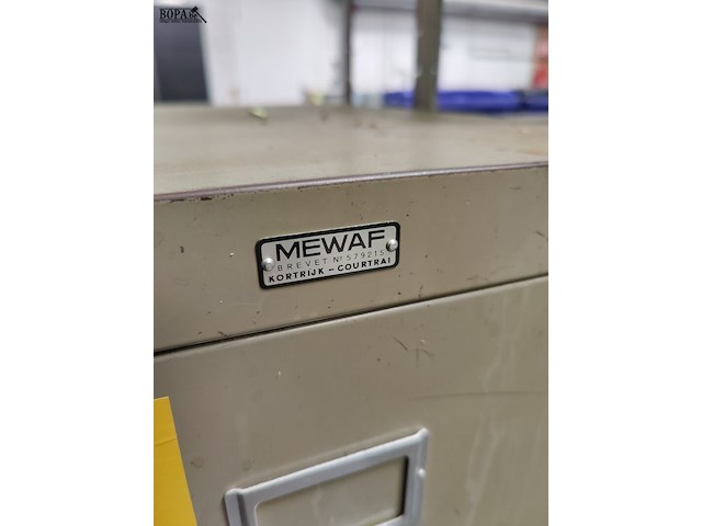 Lot 57 - mewaf metalen ladenkast - afbeelding 2 van  3