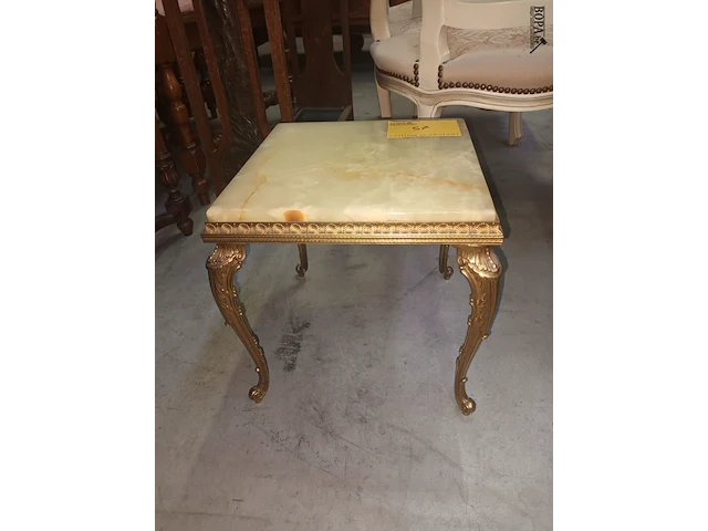 Lot 57 - onyx tafeltje - afbeelding 1 van  3