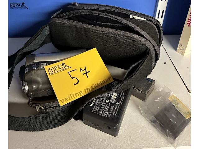 Lot 57 - panasonic video camera met draagtas - afbeelding 1 van  5