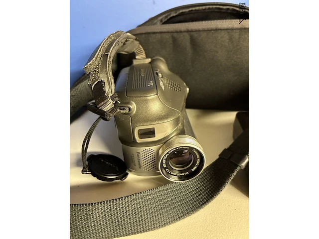 Lot 57 - panasonic video camera met draagtas - afbeelding 2 van  5
