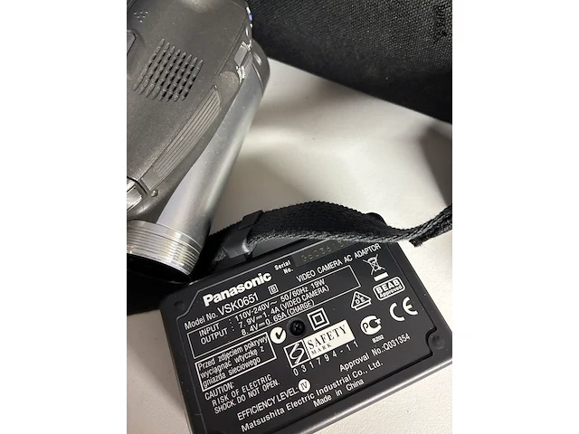 Lot 57 - panasonic video camera met draagtas - afbeelding 3 van  5