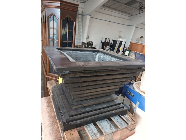 Lot 57 - plantenbak. 2 stuks - afbeelding 2 van  3
