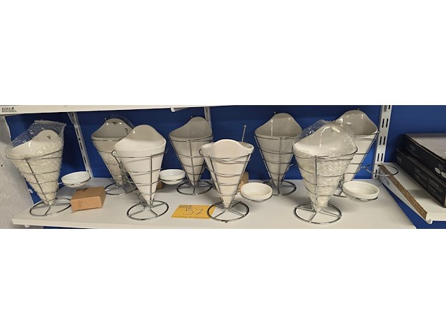 Lot 57 - porseleinen frietzakken met metalen houders - afbeelding 1 van  4