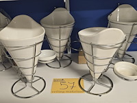 Lot 57 - porseleinen frietzakken met metalen houders - afbeelding 3 van  4