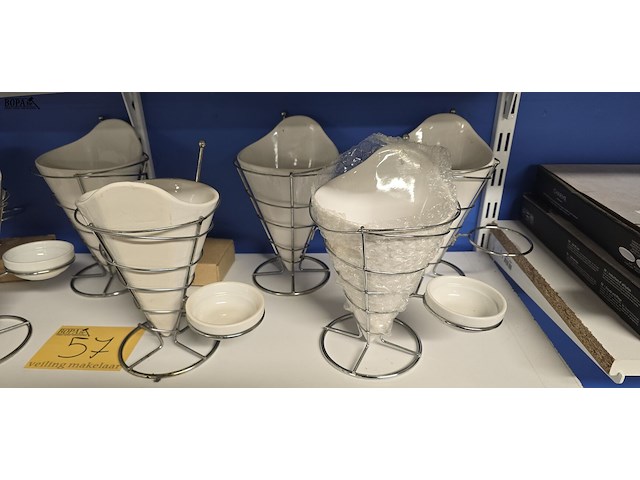 Lot 57 - porseleinen frietzakken met metalen houders - afbeelding 4 van  4