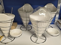 Lot 57 - porseleinen frietzakken met metalen houders - afbeelding 4 van  4