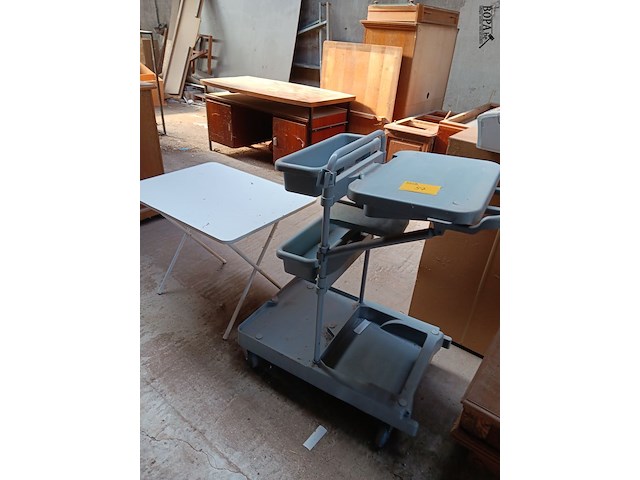 Lot 57 - schoonmaakwagen en plooitafel - afbeelding 1 van  2