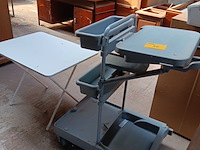 Lot 57 - schoonmaakwagen en plooitafel - afbeelding 1 van  2