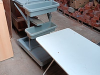 Lot 57 - schoonmaakwagen en plooitafel - afbeelding 2 van  2