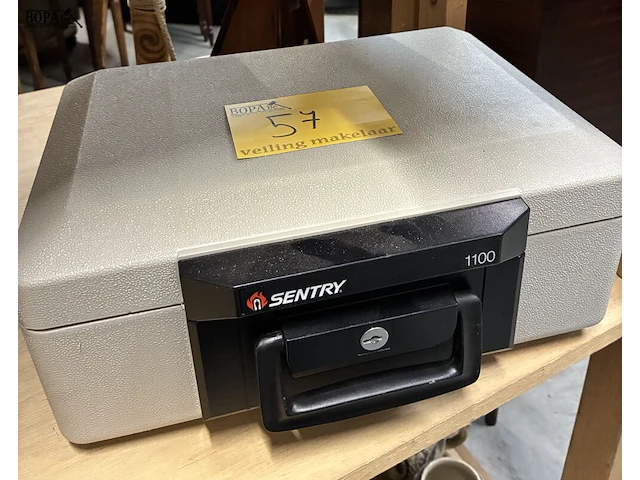 Lot 57 - sentry kluis met sleutel - afbeelding 1 van  2
