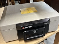 Lot 57 - sentry kluis met sleutel