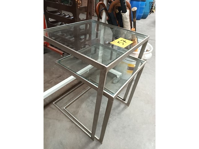 Lot 57 - set van 2 bijzettafeltjes - afbeelding 2 van  3