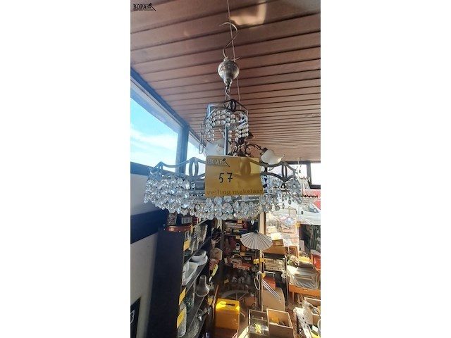 Lot 57 - vintage kroonluchter met kristallen pegels met metalen frame - afbeelding 1 van  4