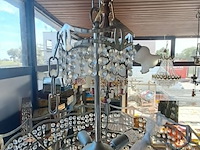 Lot 57 - vintage kroonluchter met kristallen pegels met metalen frame - afbeelding 2 van  4