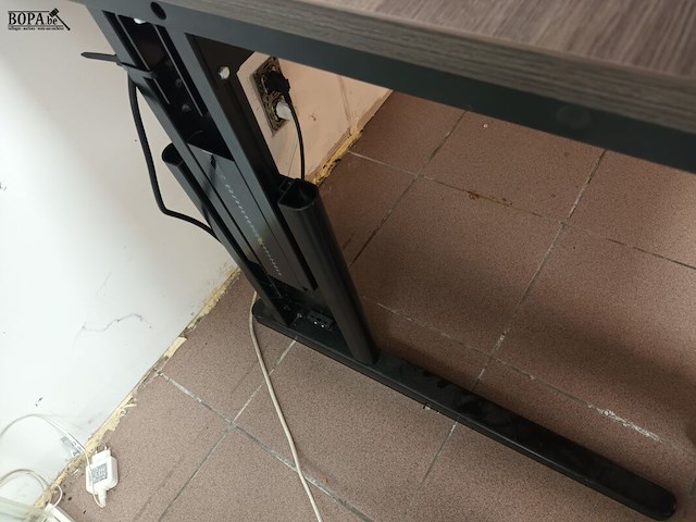 Lot 57 - werktafel - afbeelding 2 van  2