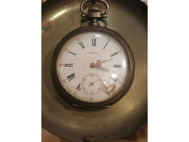Lot 57 - zakhorlogehouder met horloge - afbeelding 3 van  5