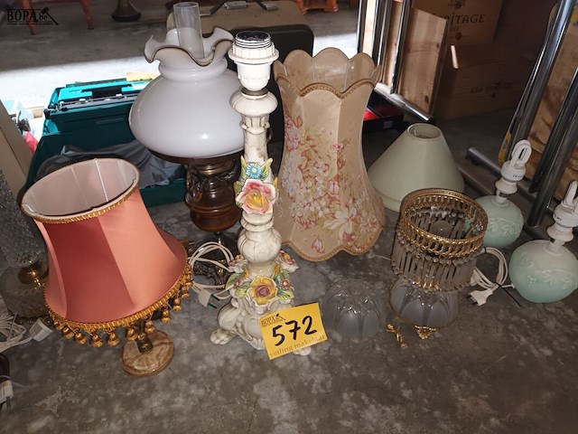 Lot 572 - lampedaires en lampenkappen. 9 stuks - afbeelding 3 van  4