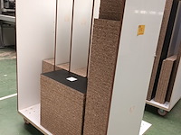 Lot 572 - transportkar met inhoud - afbeelding 1 van  2