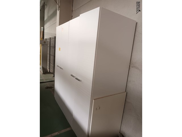 Lot 576 - witte melamine kast. 2 stuks - afbeelding 1 van  3