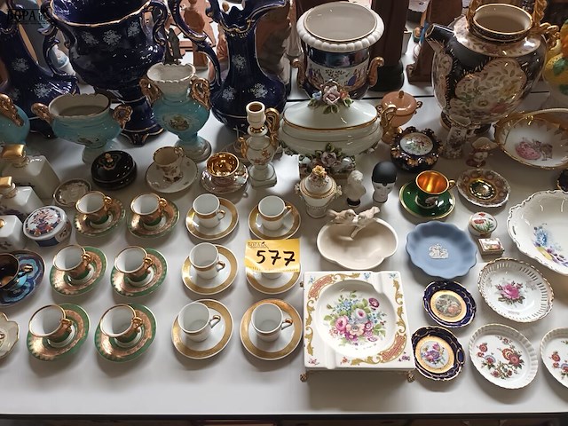 Lot 577 - decoratie in porselein. 60 stuks - afbeelding 7 van  7