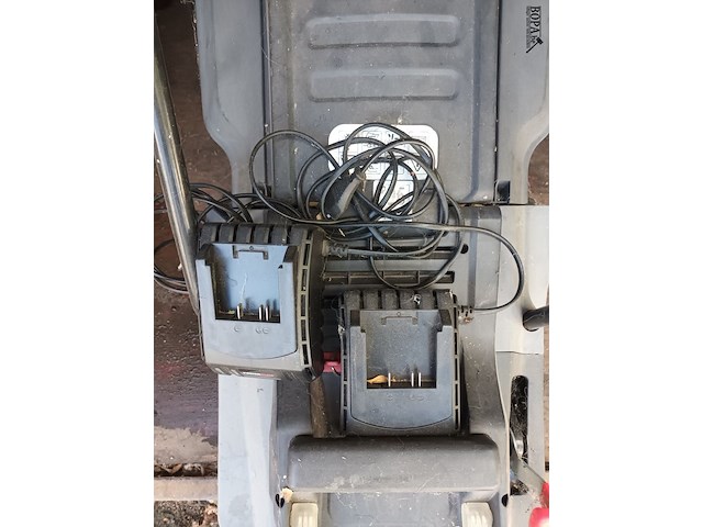 Lot 58 - accu grasmaaier powerplus - afbeelding 3 van  5