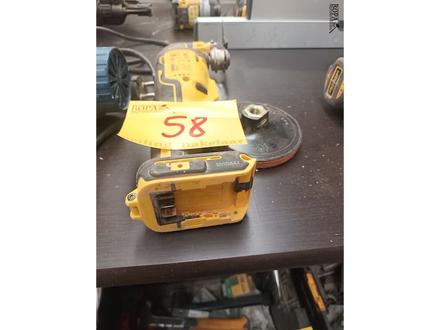 Lot 58 - accu multitool dewalt - afbeelding 2 van  4