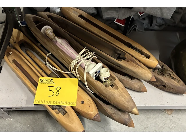 Lot 58 - antieke houten weefspoelen - afbeelding 1 van  2