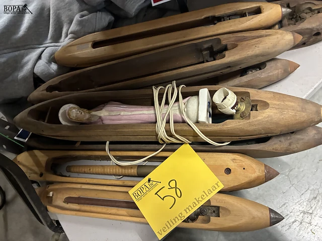 Lot 58 - antieke houten weefspoelen - afbeelding 2 van  2